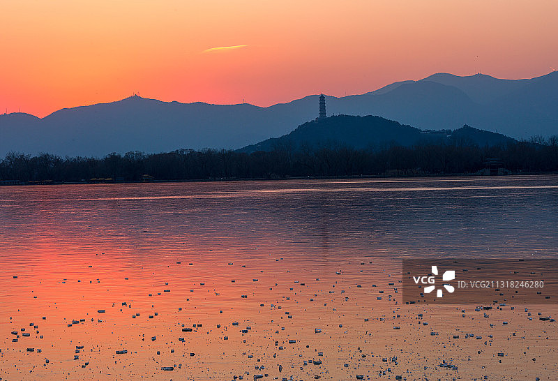 落日氽辉中的的昆明湖和玉泉塔图片素材