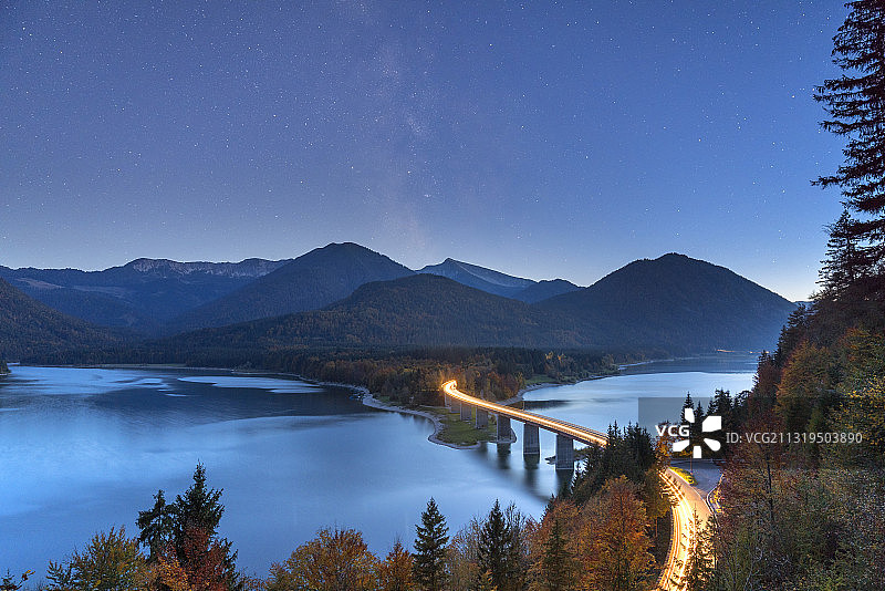 晚上在Sylvenstein水库上的桥，Fall, Lenggries, Tölzer Land，上巴伐利亚，巴伐利亚，德国图片素材