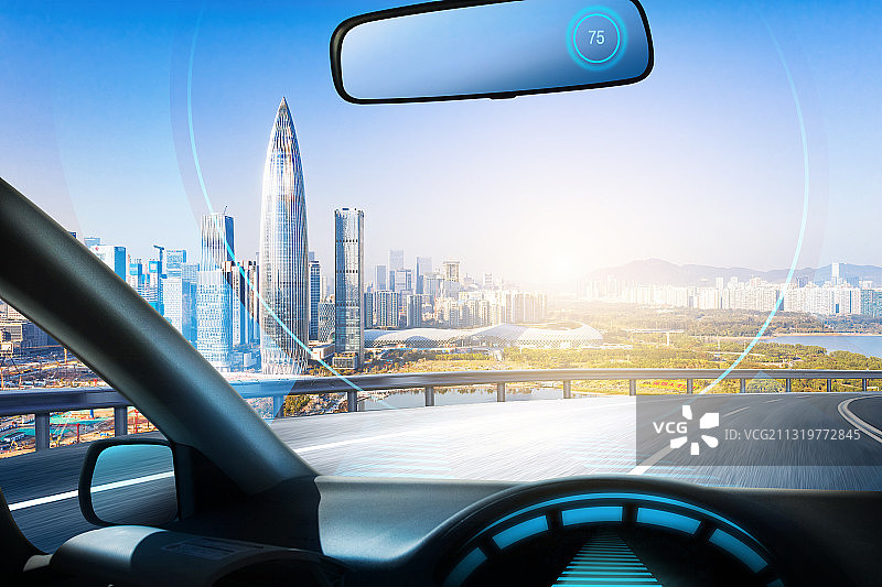 行驶在广东省深圳市南山区道路上的未来汽车图片素材