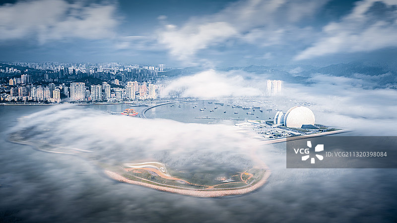 珠海市城市风光珠海大剧院平流雾图片素材