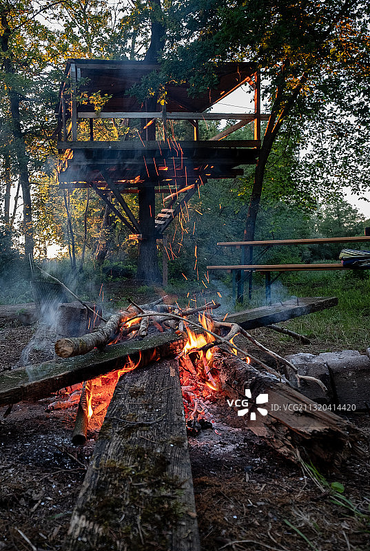 在德国巴伐利亚慕尼黑的一间树屋旁燃起篝火图片素材