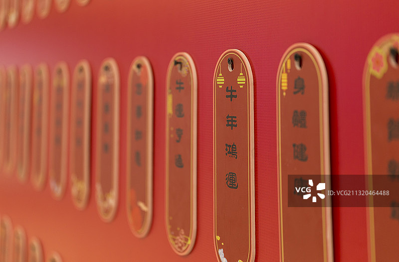 新年祈福挂牌中国红图片素材