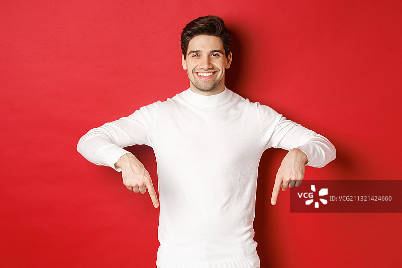 在红色背景下，一个微笑的男人伸出双臂图片素材