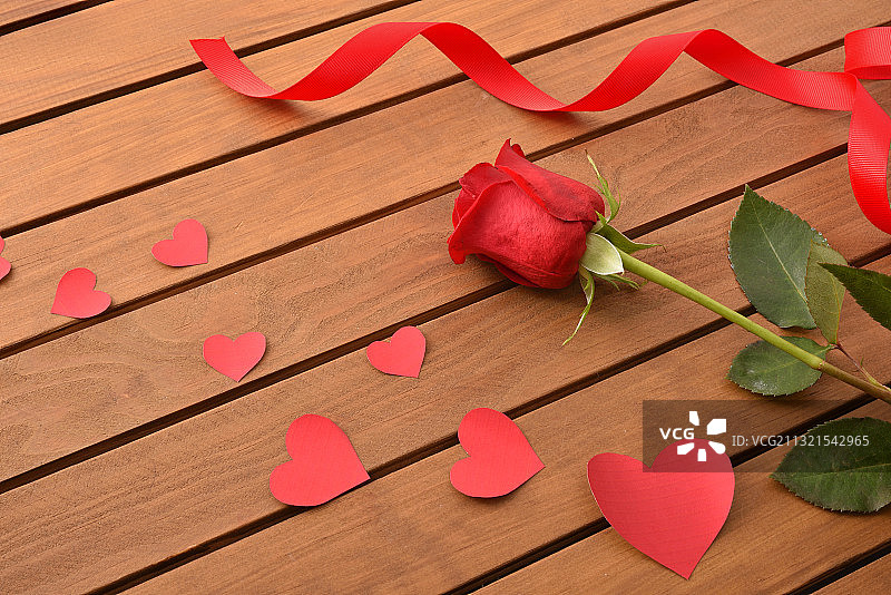 高角度的心脏形状与玫瑰在桌子上图片素材