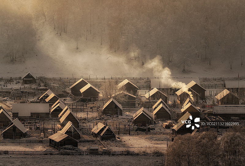 中国新疆布尔津喀纳斯禾木村乡村晨雾清晨朝阳图片素材