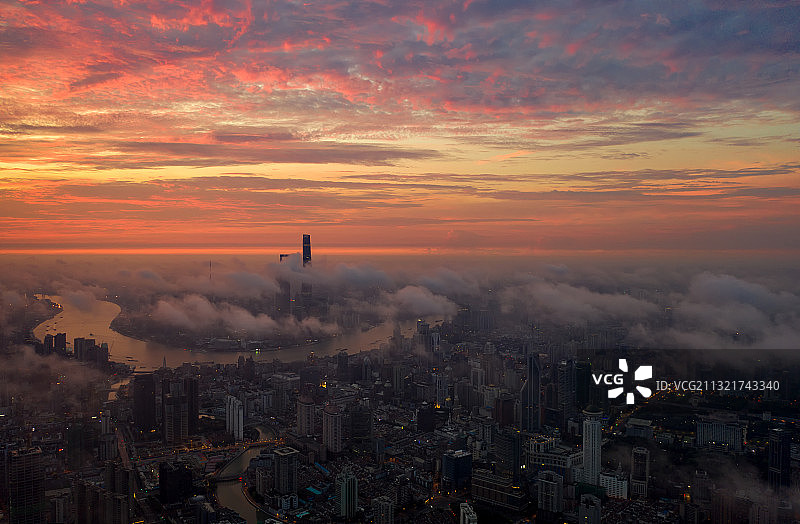 上海陆家嘴日出火烧云平流雾图片素材