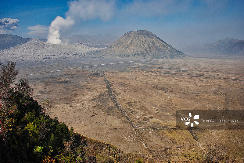 风景优美的火山景观对天空，塞默鲁，印度尼西亚图片素材