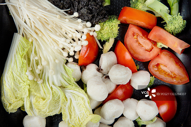 家用火锅里的蔬菜和火锅食材图片素材