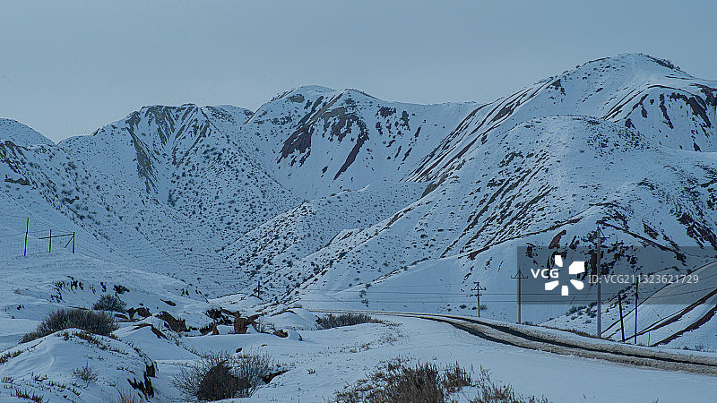 雪后硫磺沟（久负盛名的新疆硫磺沟，非常有特色的雅丹地貌）图片素材