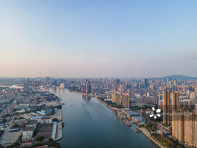 广州珠江两岸荔湾白鹅潭CBD城市天际线图片素材