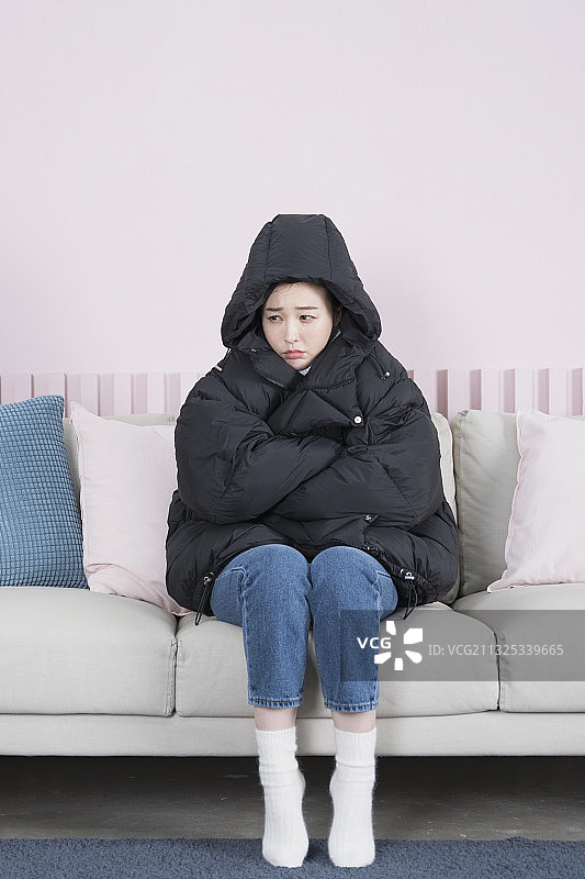 亚洲单身独身女子独居概念穿棉袄感觉冷图片素材