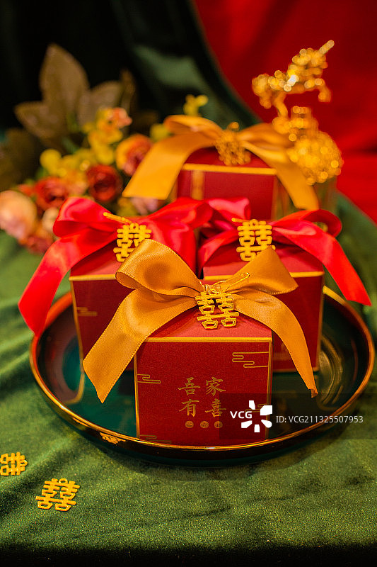中国古典婚礼元素喜糖盒红色的礼盒结婚奢侈风格图片素材