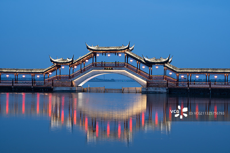 苏州锦溪古镇古廊桥夜景图片素材