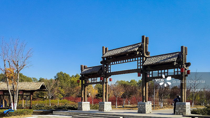 2017年11月11日，北京通州大运河森林公园，入口的牌楼。图片素材