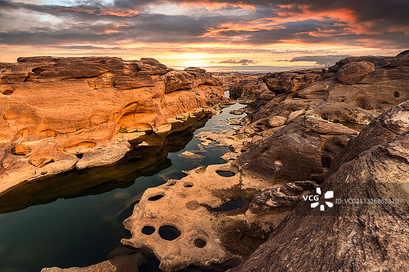 泰国日落时，岩石形成的风景图片素材