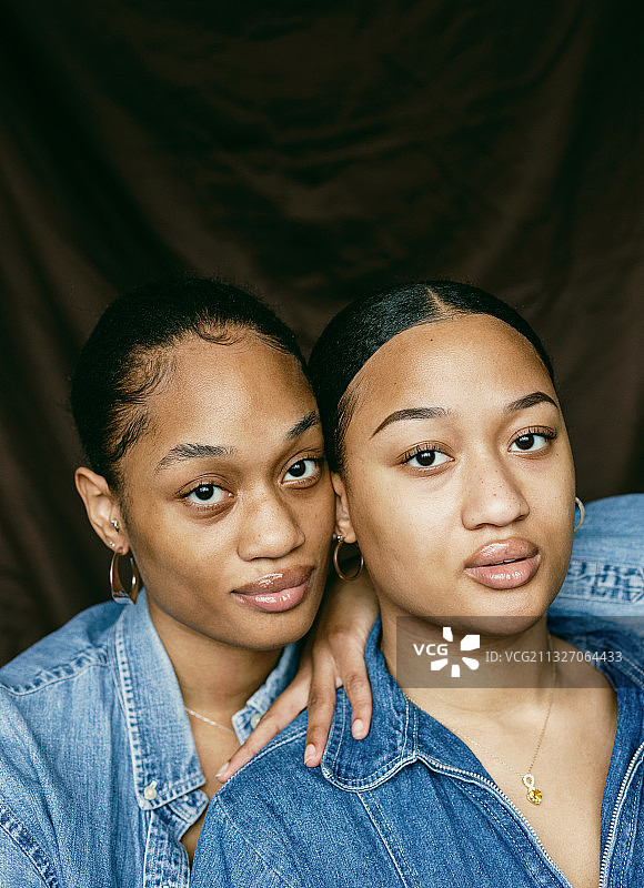 两个年轻黑人姐妹的肖像，密尔沃基，威斯康辛，美国，美国图片素材