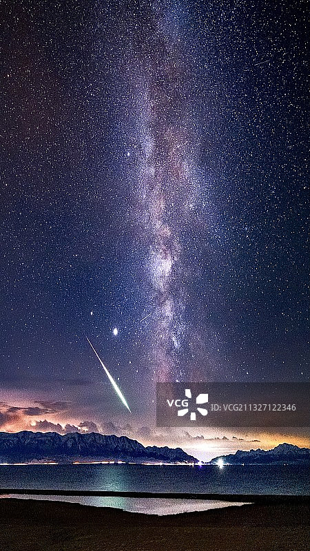 赛里木湖的银河与火流星图片素材