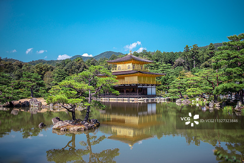 日本京都金阁寺湖湖景全景湖中倒影和日式庭院图片素材