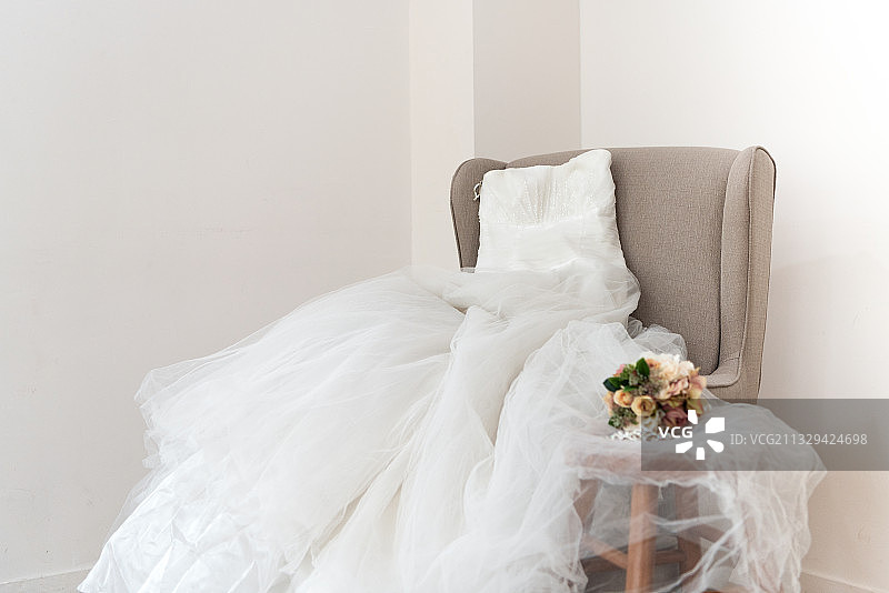 椅子上的白色婚纱图片素材