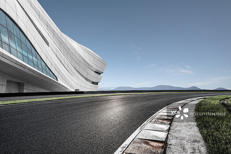 赛车场赛道和现代化建筑图片素材