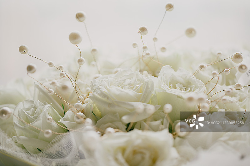 情人节礼物皇冠白色玫瑰花花束图片素材