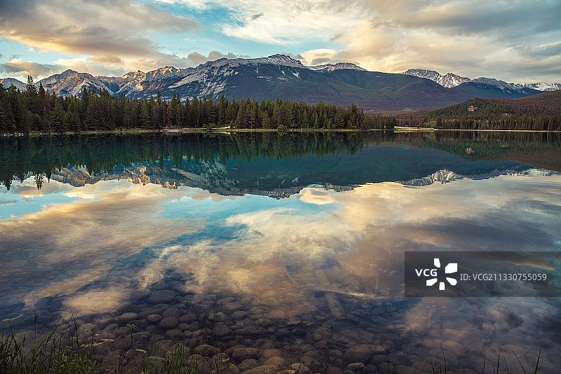 风景如画的湖由山对天空，贾斯珀，阿尔伯塔，加拿大图片素材