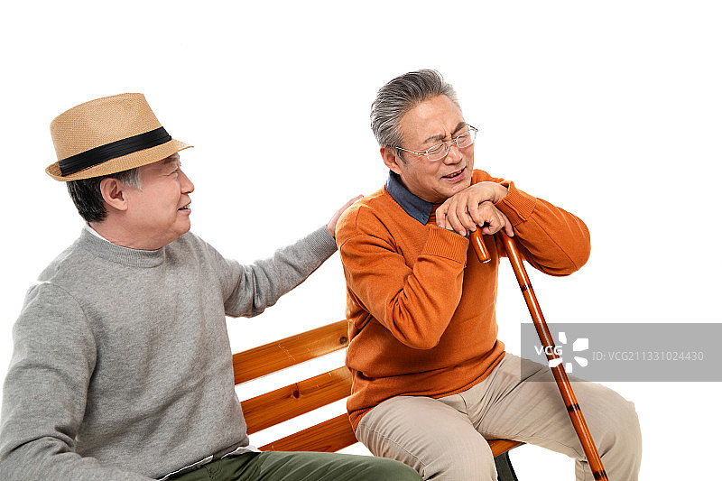 两位老年朋友坐在长椅上聊天图片素材