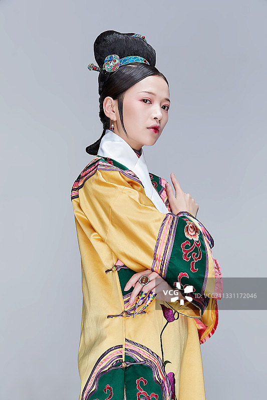 灰色背景下的清代女性古装造型清朝古装图片素材