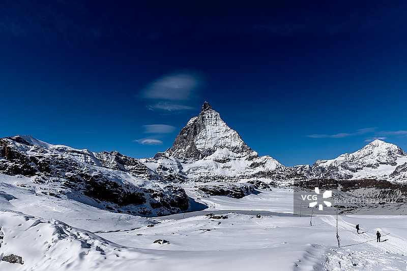白雪皑皑的山峰映衬着蓝天，瑞士策马特贝特罗克纳施泰格图片素材