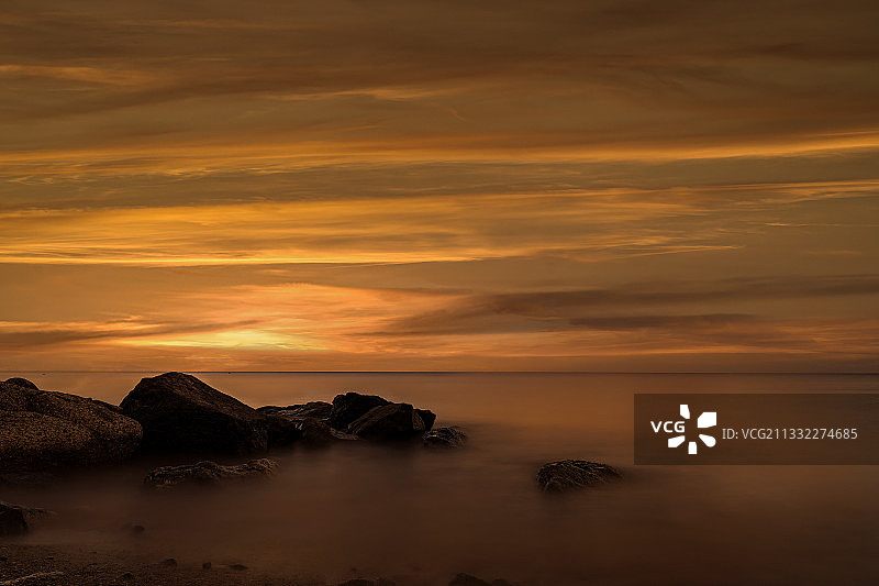 意大利，萨沃纳，阿尔比苏拉码头，日落时的海景图片素材