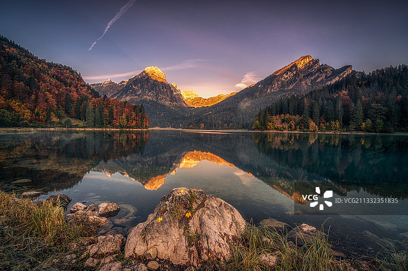 在瑞士欧伯湖，日落时山上的风景图片素材