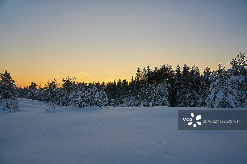 日落时分，芬兰图尔库，白雪覆盖的风景图片素材