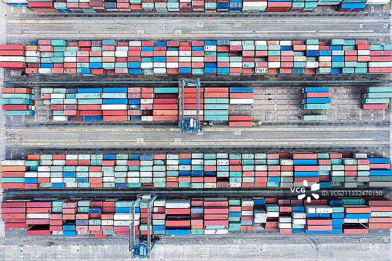 航拍视角下的广州南沙集装箱货柜码头图片素材