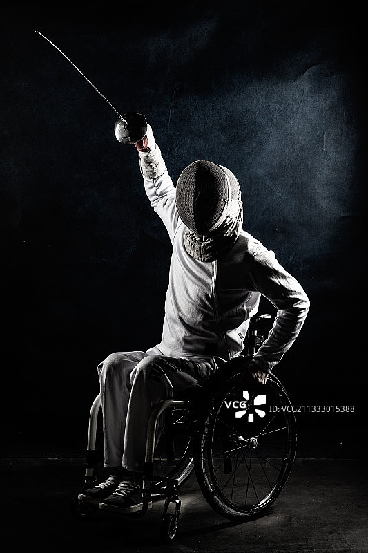 击剑手坐在轮椅上图片素材