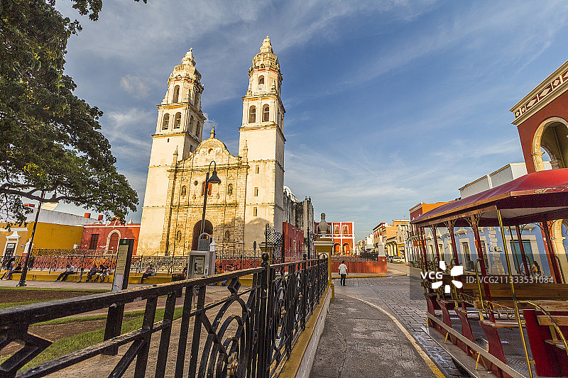 墨西哥尤卡坦半岛独立广场的Campeche大教堂图片素材