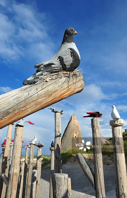 火鸡卡帕多西亚。Uchisar。鸽子谷的鸽子雕塑，以其童话烟囱上无数的穴居人搭建的鸽舍命名。图片素材