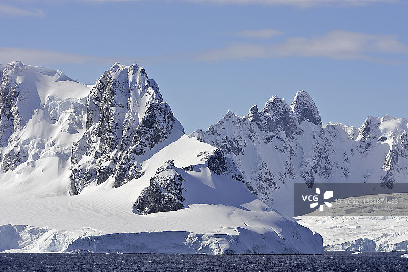 南极半岛勒梅尔海峡周围的山脉图片素材