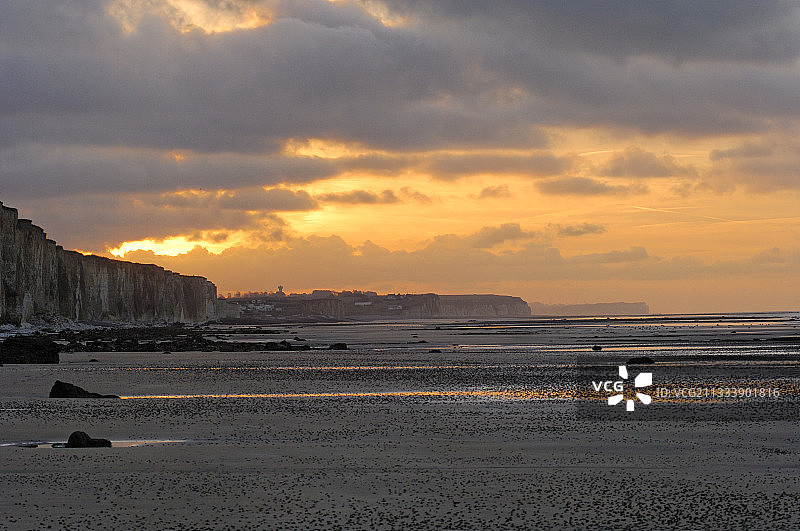 日落时分的悬崖和海滩法国瓦伦热维尔图片素材