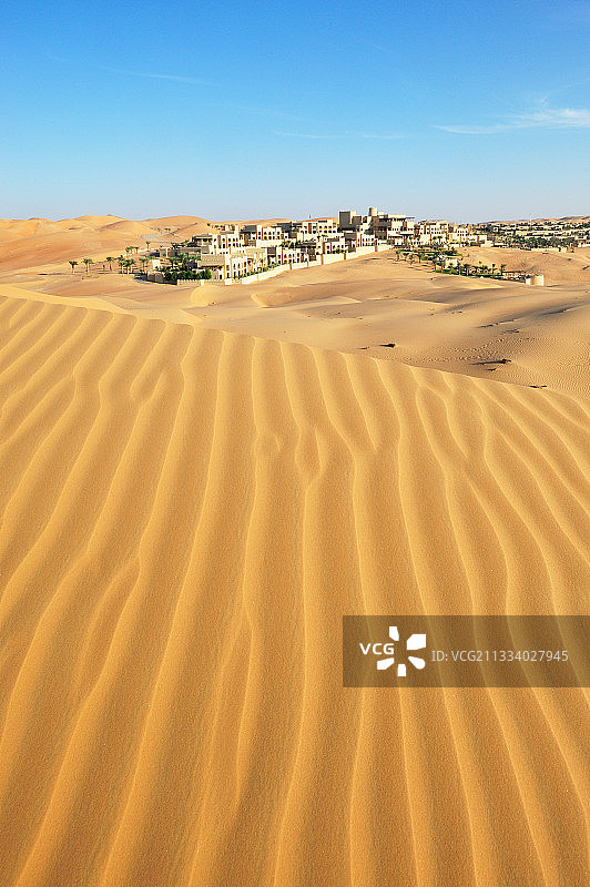 泰国连锁酒店安纳塔拉(Anantara)开设了位于沙漠中部的Qasr al-sarab Liwa。这个地区，也被称为“空区”，是世界上最大的沙漠之一。除梅哈雷外，酒店还组织在红色沙丘上游玩。图片素材
