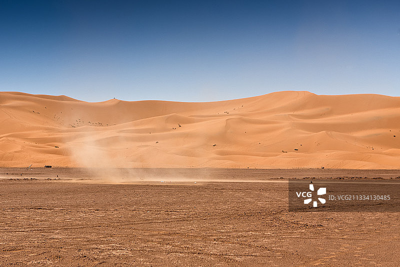 沙漠中的沙尘龙卷风-摩洛哥图片素材