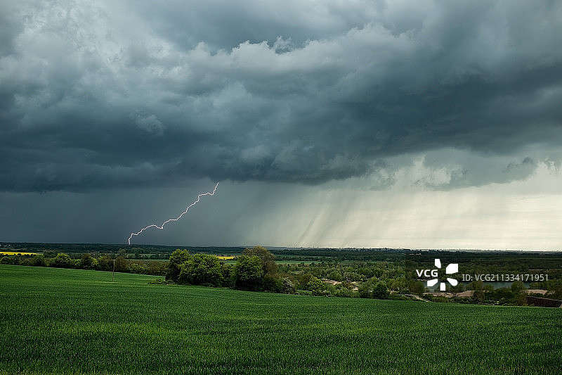 2015年4月26日，Morvan的暴风雨退化。从阿利尔来的奈弗斯有中度的电活动。图片素材