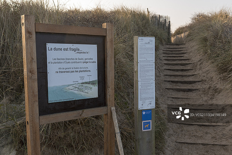 冬季，法国维桑特，关于沙丘绳的保护的公共信息面板图片素材