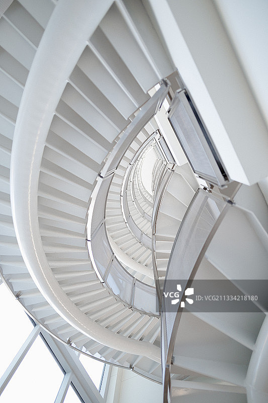 低角度的螺旋楼梯，多伦多，安大略省，加拿大图片素材