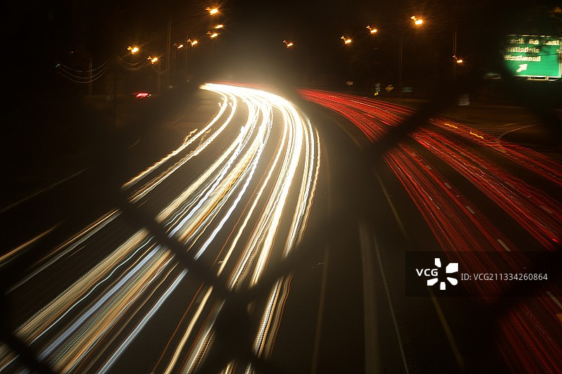 在纽约，美国，美国高速公路上的灯光轨迹的高角度视图图片素材
