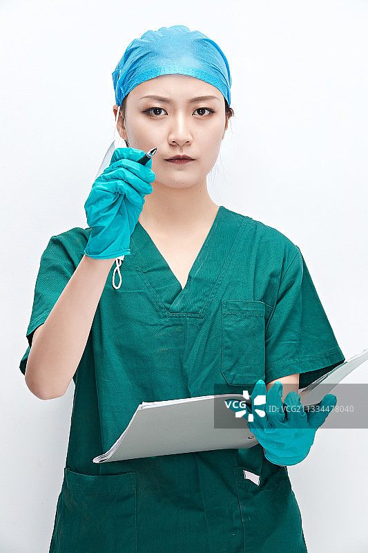 白色背景下的外科手术医疗人员形象图片素材