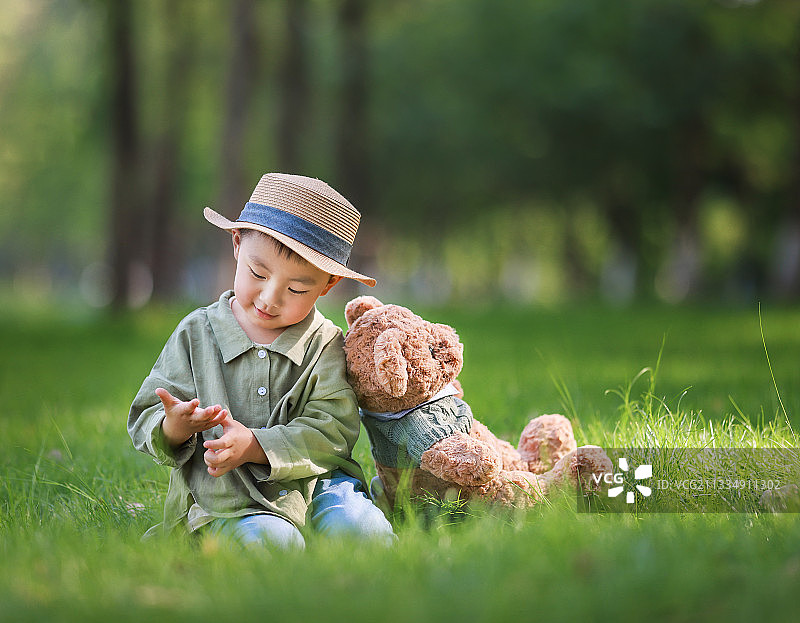 小男孩和他的玩具熊伙伴图片素材