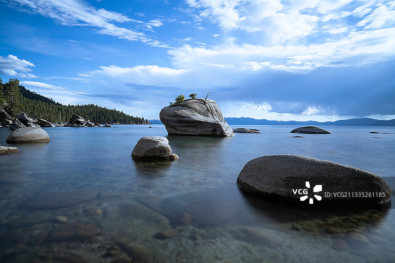 海中岩石与天空的风景，太浩湖，美，美图片素材