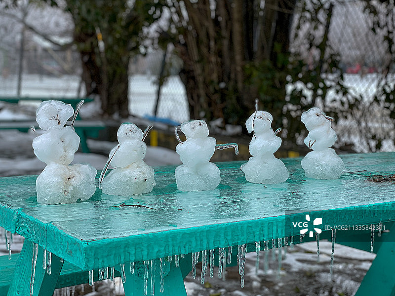 雪人一家在公园的野餐桌上，奥斯汀，德克萨斯州，美国图片素材