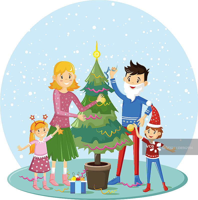 全家人一起装饰圣诞树准备图片素材