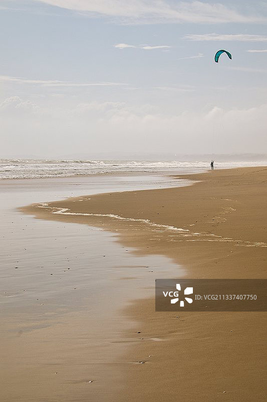 葡萄牙，人们在海滩上风筝冲浪图片素材